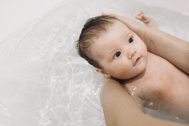 Mitos y verdades sobre el primer baño del bebé recién nacido